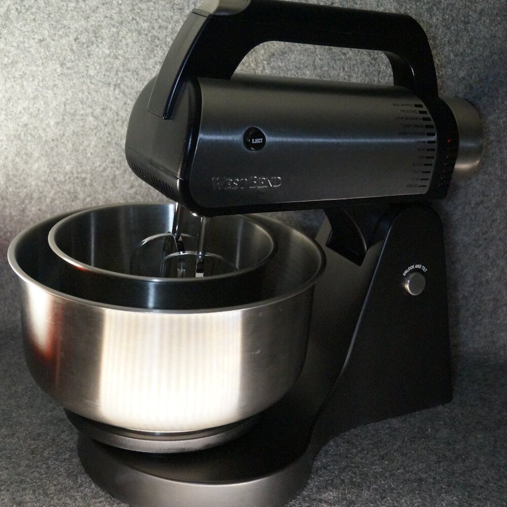 West Bend 12 Speed Stand Mixer 41125 w/ 2 Stainless Bowls & Beaters Preowned